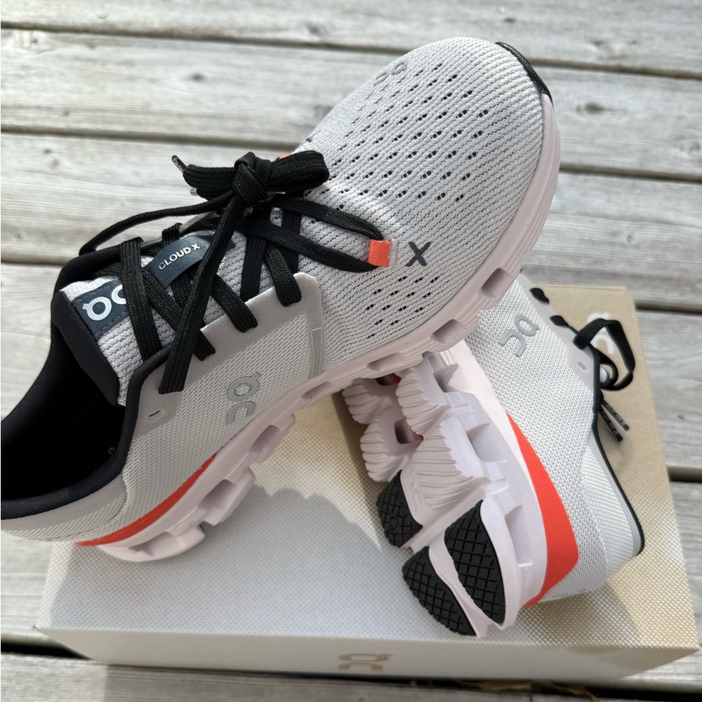 NIB On Cloud X4 Running Shoes in light Gray with Red Accents
